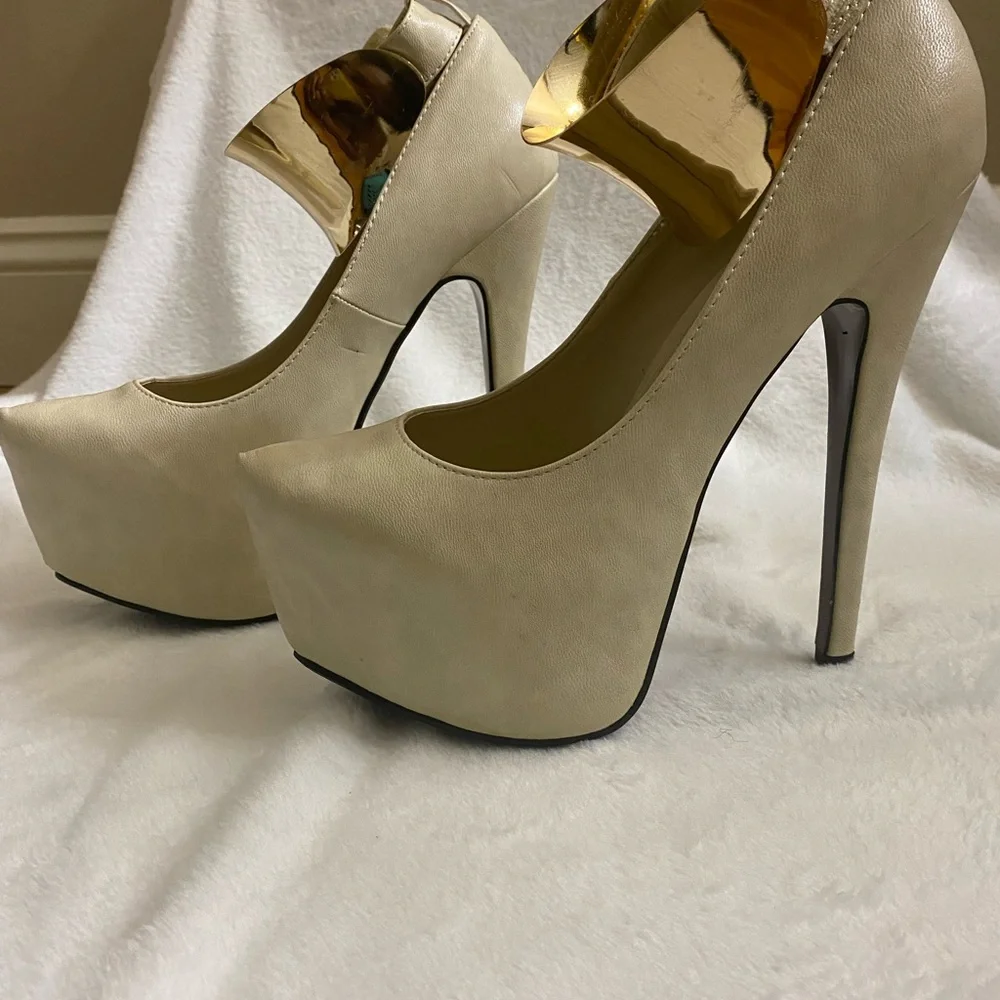 High heel platform with gold ankle bangle. - Picture 2 of 5